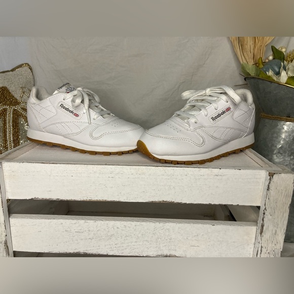 EUC. REEBOK Classic Leather Athletic Shoes, Little Kid’s, White / Gum, Size 10 - Picture 4 of 13